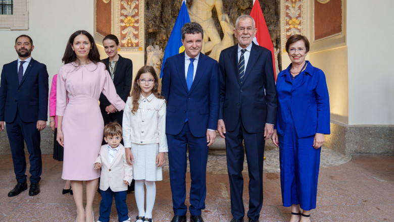 Nicușor Dan și familia, momente de neuitat în Austria la un spectacol de operă 1 galerie foto nicusor dan cu familia in timpul vizitei oficiale in austria seful statului si partenera sa au participat la un spectacol de opera 6885d7dd2d512