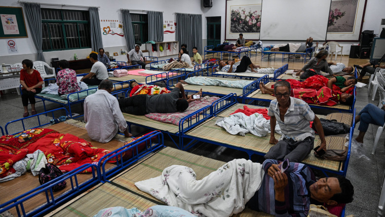 Taifunul Co-May provoacă evacuarea a peste 280.000 de persoane și anulează 640 de zboruri în Shanghai 1 galerie foto taifunul co may a dus la evacuarea a peste 280 000 de oameni si la anularea a 640 de curse aeriene in shanghai 688b053e962ec