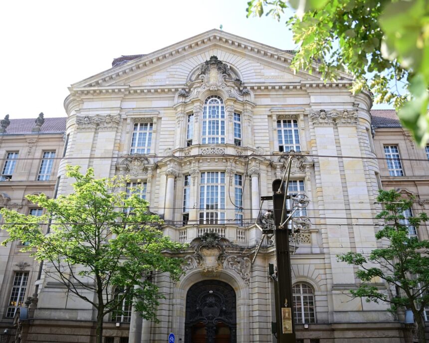 Medic german acuzat de uciderea a 15 pacienți în timpul îngrijirii acestora. 1 german doctor on trial for allegedly murdering 15 patients in his care 6875470211334