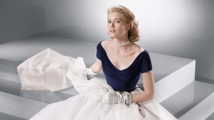 Nepoata care îi seamănă lui Grace Kelly, în vârstă de 27 de ani, impresionează într-o rochie inspirată de celebrul model din 1954, la un bal caritabil. 1 grace kellys lookalike granddaughter 27 stuns in replica of princess 1954 rear window gown at charity ball 6876e0a1224a4