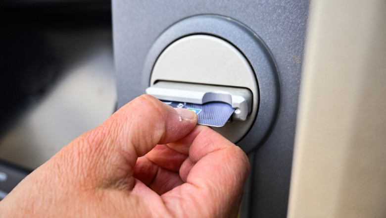 Guvernul Greciei abolește comisioanele pentru retragerile de numerar de la bancomate: „Intervenim când regulile sunt încălcate.” 1 guvernul greciei elimina toate comisioanele pentru retrageri de numerar de la bancomate cand regulile nu sunt respectate intervenim 6880919b4ddb9