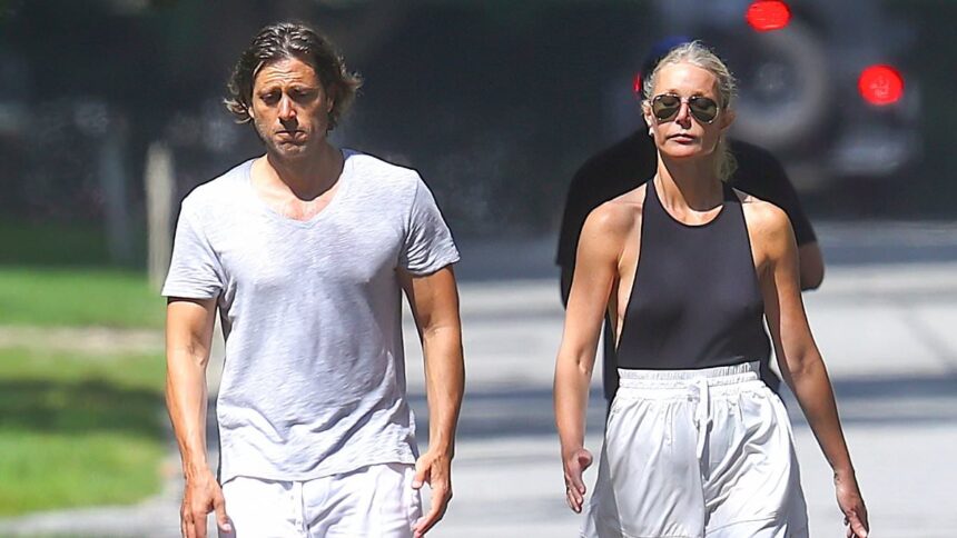 Gwyneth Paltrow renunță la sutien într-o ținută sexy, în timpul unei plimbări tensionate alături de soțul ei, Brad Falchuk, în Hamptons. 1 gwyneth paltrow is bra free in a skimpy top during tense walk with husband brad falchuk in the hamptons 686c23a4192dd