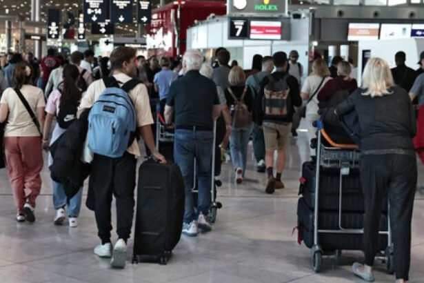 haos pe aeroporturile din franta peste 900 de zboruri au fost anulate joi din cauza grevei controlorilor de trafic aerian 6866c4f152f64