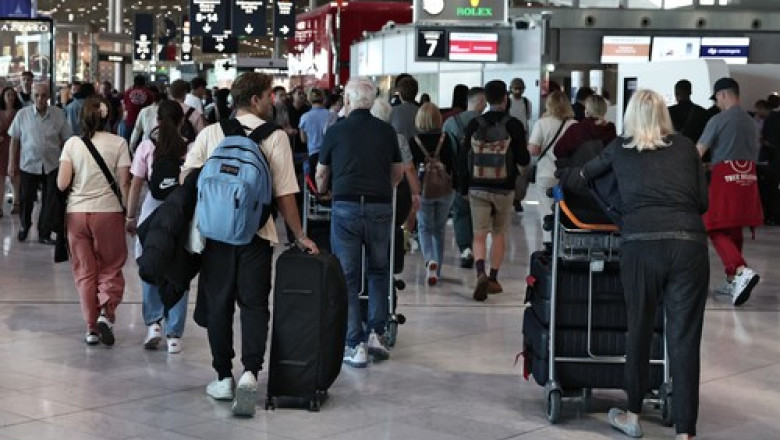 Derută pe aeroporturile franceze: Joi, peste 900 de zboruri au fost suspendate din cauza protestului controlorilor de trafic aerian. 1 haos pe aeroporturile din franta peste 900 de zboruri au fost anulate joi din cauza grevei controlorilor de trafic aerian 6866c4f152f64