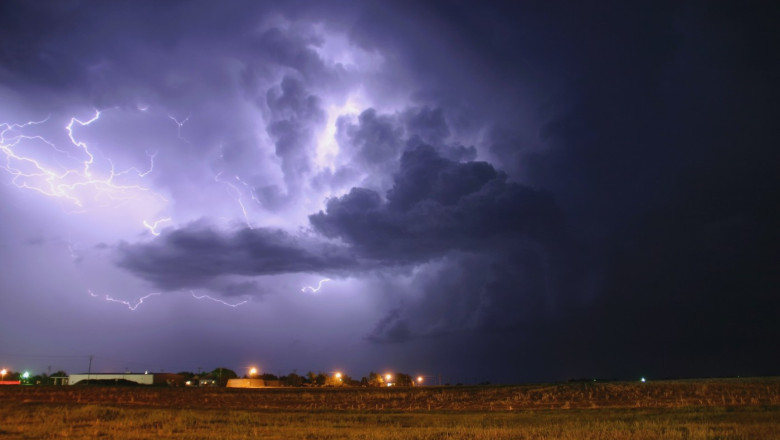 Avertizări meteorologice: Caniculă intensă și furtuni puternice în mai multe regiuni. 1 harta meteorologii au emis noi coduri portocalii de canicula si furtuni zonele afectate 686e23184ebd6