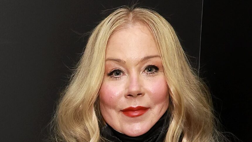 Motivul emoționant pentru care Christina Applegate își scrie noua memorie în timpul luptei sale continue cu scleroza multiplă. 1 heartbreaking reason christina applegate is writing new memoir amid ongoing ms battle 687970844d530