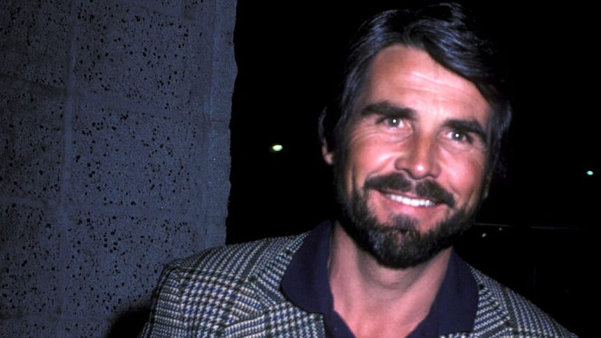 Legenda Hollywood-ului, în vârstă de 84 de ani, dezvăluie că a fost ales pentru rolul lui James Bond în Octopussy, înainte ca Roger Moore să revină în scenă. 1 hollywood legend 84 says he was tapped to play james bond in octopussy before roger moore stepped back in 6872bf1c65593