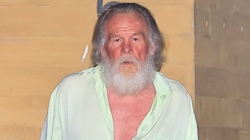 Clubul vedetelor cu părul cărunt din Hollywood: Nick Nolte, Sean Penn și Josh Brolin, o seară de neuitat în Malibu. 1 hollywood silver fox bro club revealed as nick nolte 84 sean penn 64 and josh brolin 57 dine in malibu 6879392b1c215