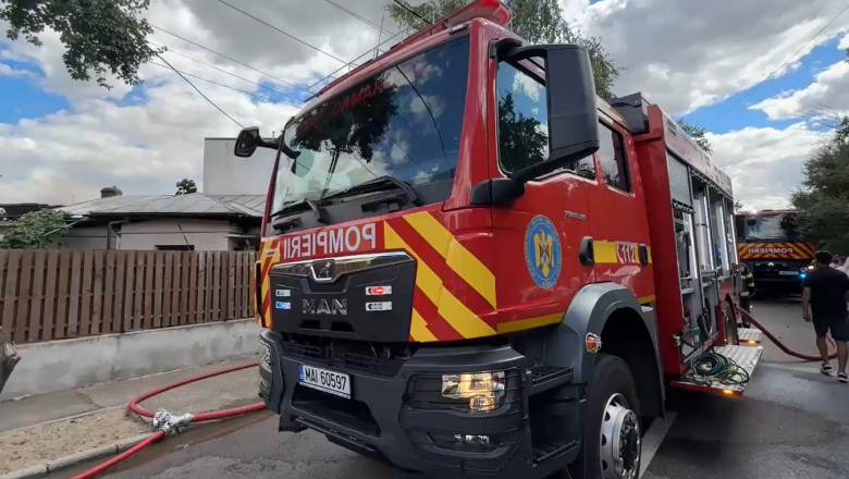 Flăcările amenință locuințele din Sectorul 1 al Capitalei, iar pompierii intervin pentru a opri extinderea incendiului. 1 incendiu la mai multe locuinte din sectorul 1 al capitalei pompierii avertizeaza ca focul s ar putea extinde la cladirile invecinate 686fc88b748a5