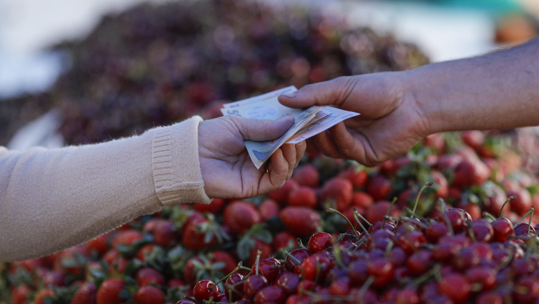 Inflația sărăcește bugetele: fructele s-au scumpit cu peste 33% în ultimele 12 luni. 1 inflatia a crescut la 57 fructele s au scumpit cu peste 33 in ultimul an 6870d4b530991