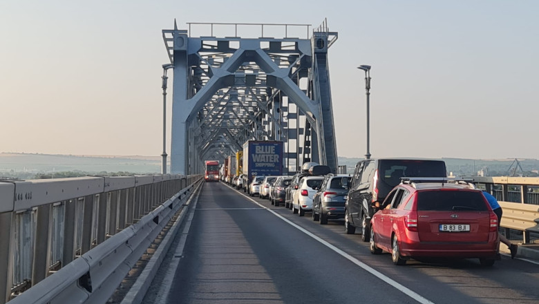 Infotrafic: circulația pe podul Giurgiu - Ruse s-a reluat după ce un camion defect a provocat blocaje de dimineață. 1 infotrafic circulatia pe podul giurgiu ruse blocata de dimineata din cauza unui camion defect a fost reluata 6868f14c30dbc