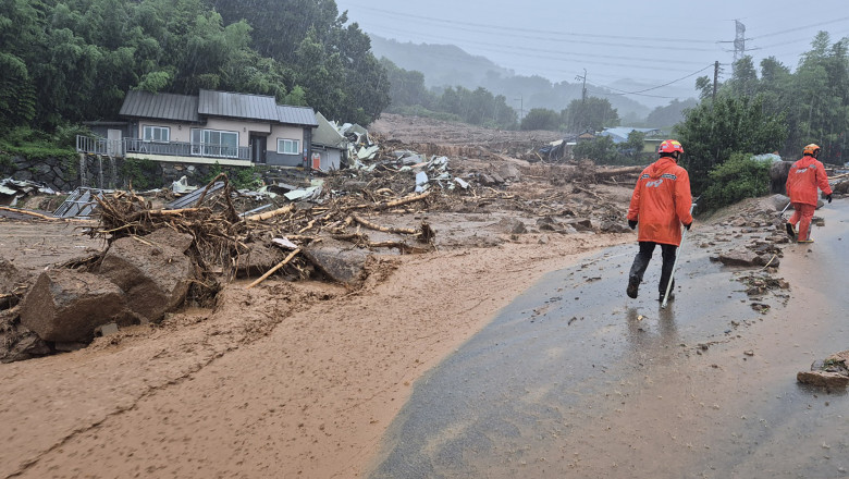 Furii ale naturii în Coreea de Sud: 14 vieți pierdute și 12 dispăruți din cauza inundațiilor și alunecărilor de teren. 1 inundatii si alunecari de teren uriase in coreea de sud 14 persoane au murit iar 12 sunt date disparute 687ca17e35f3b