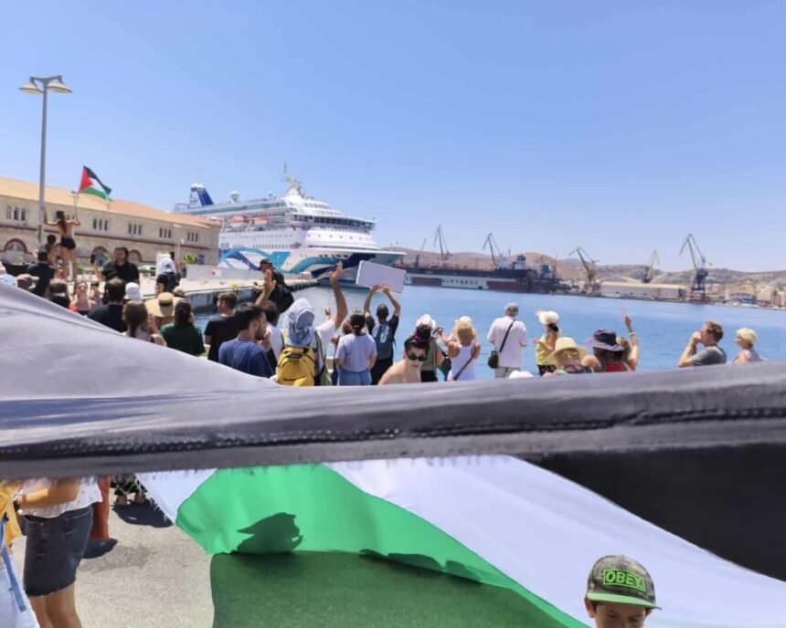 Vapor de croazieră israelian, oprit de protestele împotriva războiului din Gaza pe o insulă grecească. 1 israeli cruise ship turned away from greek island by gaza war protest 68806eab39d0e