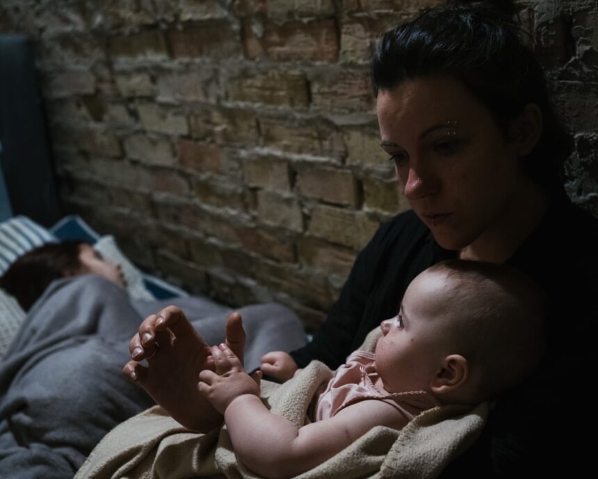 „Alergă spre adăpost: Kievul se umple de oameni pe fondul intensificării atacurilor aeriene rusești.” 1 its blitz blitz blitz kyivs shelters fill up as russia intensifies aerial attacks 687242fb7b8e7