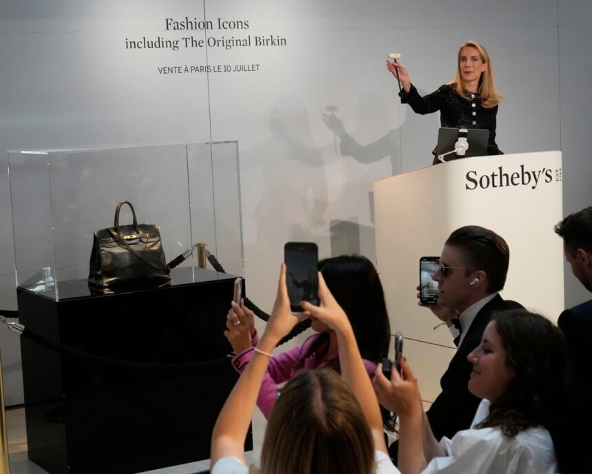 Geanta Hermès unică a Janei Birkin s-a vândut la licitație în Paris pentru un record de 8,6 milioane de euro. 1 jane birkins original hermes handbag sells for record e8 6m at paris auction 6870026fb1bbb