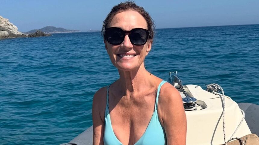 Fanii Jane Seymour sunt uimiți de vârsta ei, în timp ce se află alături de Heather Graham într-un costum de baie seducător. 1 jane seymour fans cant believe how old she is while posing with heather graham in revealing swimsuit 6866b2cce1176