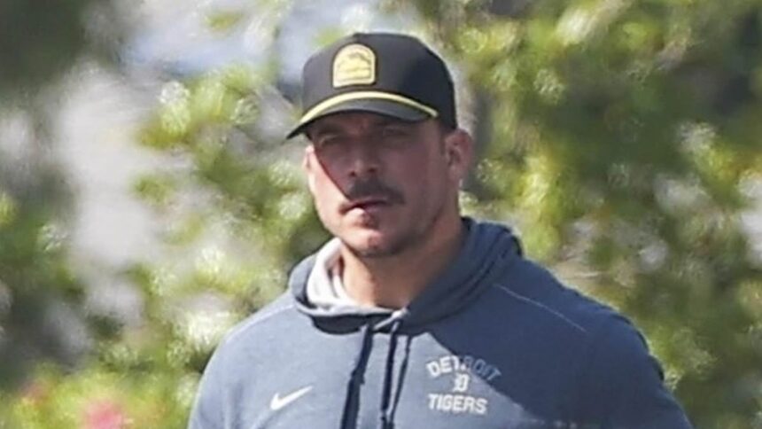 Jax Taylor apare neîngrijit, surprins pentru prima dată după vestea șocantă a plecării sale din The Valley. 1 jax taylor looks scruffy as hes seen for the first time since shock announcement that hes leaving the valley 68791a4e1dfd8