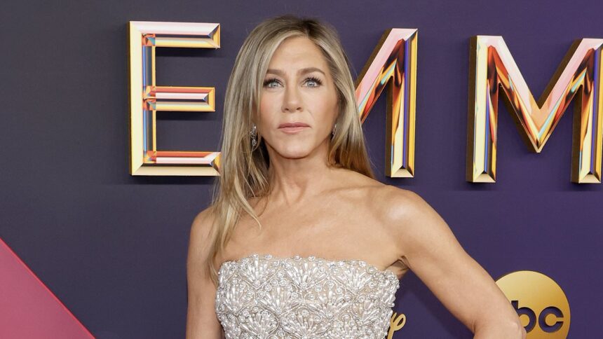 Jim Curtis, partenerul lui Jennifer Aniston, vorbește cu entuziasm despre dragoste după vacanța petrecută în Mallorca alături de actriță. 1 jennifer anistons boyfriend jim curtis gushes about love after mallorca holiday with the actress 6875a766a6315