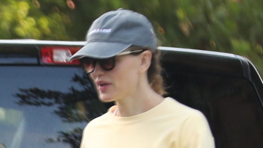 Jennifer Garner se bucură de momente alături de iubitul său, John Miller, în timp ce fostul partener, Ben Affleck, pare posomorât în LA. 1 jennifer garner spends time with boyfriend john miller while ex ben affleck looks glum in la 686bd0f9def81