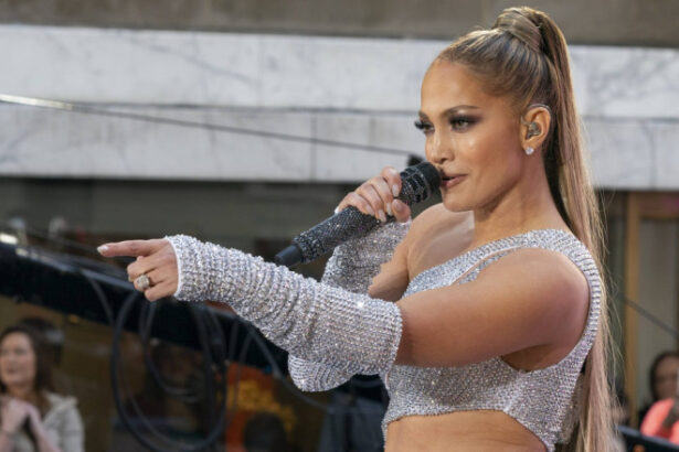 jennifer lopez a ajuns la bucuresti artista va sustine un concert in aceasta seara in piata constitutiei 6885cf695bd18