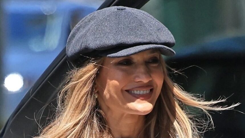 Jennifer Lopez își etalează noua imagine în Los Angeles, după lansarea melodiei inspirate de despărțirea de Ben Affleck. 1 jennifer lopez continues to flaunt her new look while out in la after releasing ben affleck heartbreak song 6869e168b884f