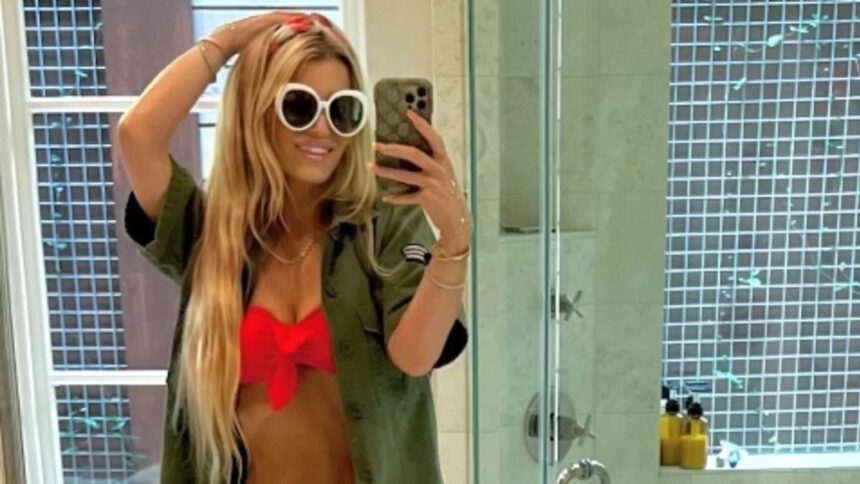 Jessica Simpson își etalează silueta de 100 de kilograme pierdute în costum de baie, sărbătorind prima Zi a Independenței de la despărțirea de Eric Johnson. 1 jessica simpson displays 100 lb weight loss in bikini as she celebrates first fourth of july since eric johnson split 68694ca1efd5b