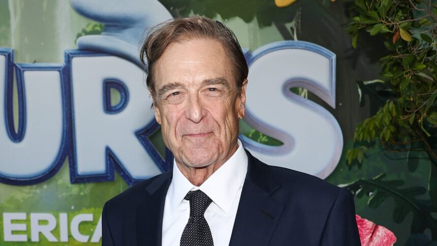 John Goodman strălucește în costum elegant la premiera „Smurfs”, după o transformare impresionantă de 90 de kilograme. 1 john goodman looks slimmer than ever in dapper suit at star studded smurfs premiere after 200lb weight loss 6874bcc4857b8