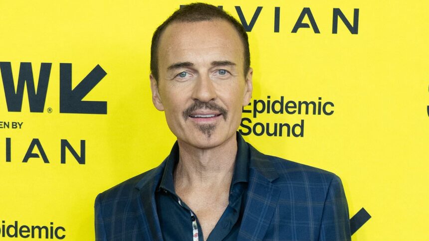 Julian McMahon a părut vulnerabil în ultima sa apariție publică, cu patru luni înainte de surprinzătoarea sa dispariție, la 56 de ani, din cauza cancerului. 1 julian mcmahon looked frail in final public appearance four months before shock cancer death at 56 6868bb57c406e