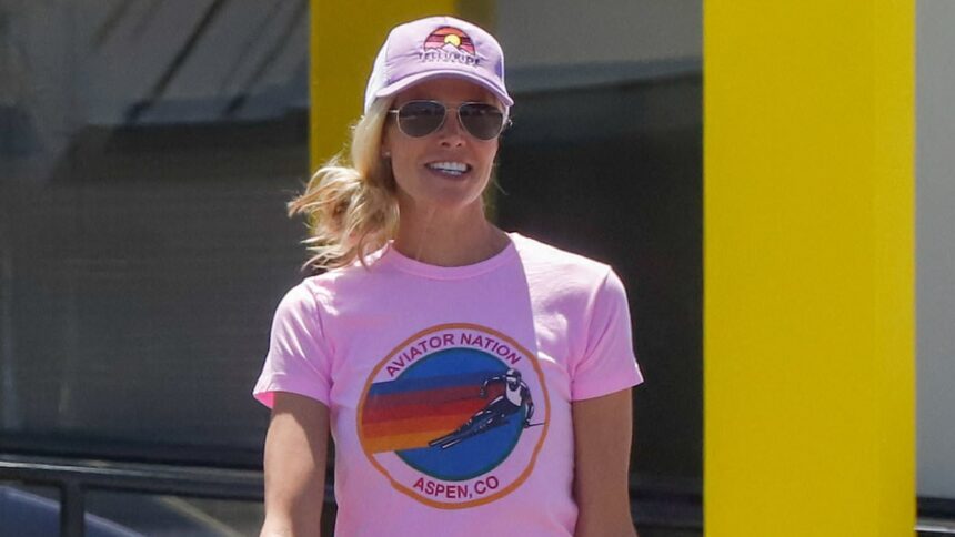 Brooke Burns zâmbește în LA, la câteva zile după vestea șocantă a morții lui Julian McMahon. 1 julian mcmahons ex wife brooke burns smiles in la days after his shock death 686c25586ae8f