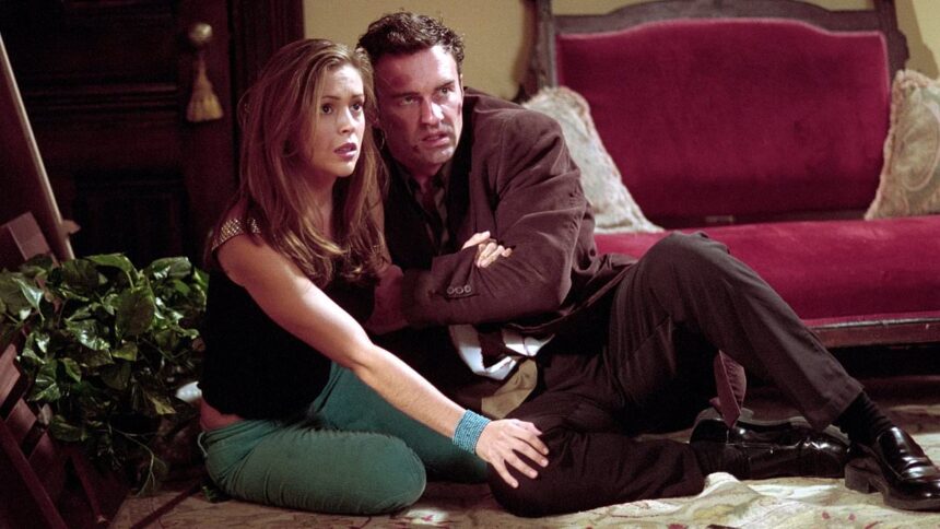 Alyssa Milano aduce un omagiu emoționant prietenului său drag, Julian McMahon, după dispariția sa la 56 de ani. 1 julian mcmahons former charmed co star alyssa milano pays tribute to her dear friend after his death at 56 68697658eb5e2