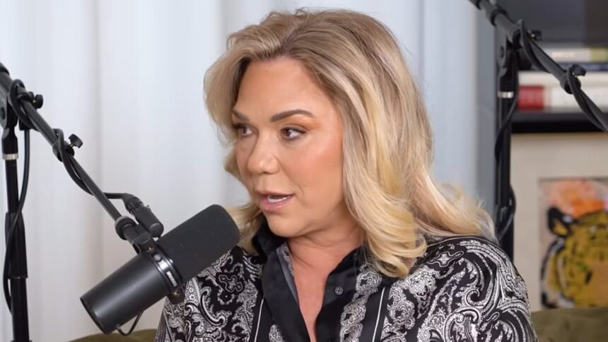 Julie Chrisley dezvăluie farsele nemiloase care au avut loc în închisoare înainte de grațierea lui Trump. 1 julie chrisley reveals the cruel prank that was played on her in prison before trump pardon 6865df193d4d8