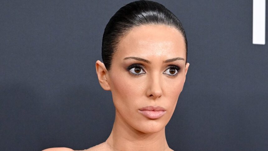 Soția lui Kanye West, Bianca Censori, își etalează frumusețea într-un body provocator, captivând privirile printr-o apariție îndrăzneață. 1 kanye wests wife bianca censori puts on eye popping display in plunging bodysuit for racy snaps 686bcfab3f97f