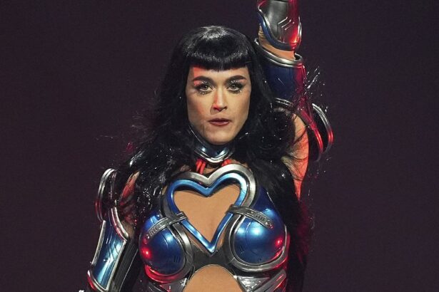 katy perry is overwhelmed with emotion during la concert amid orlando bloom split 68791c766eb4f