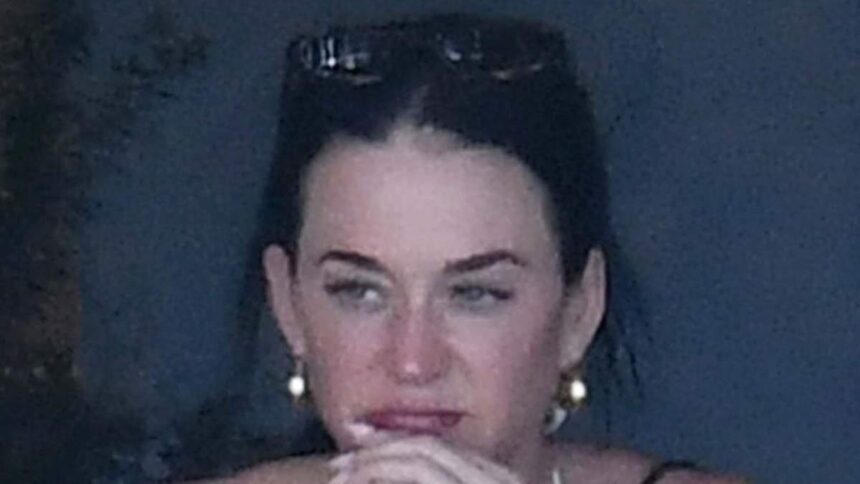 Katy Perry, dezamăgită la o masă stânjenitoare alături de fostul partener Orlando Bloom, după comentariile sale neplăcute. 1 katy perry looks unimpressed at awkward lunch with ex orlando bloom after his gross overshare 686ed99e7e240