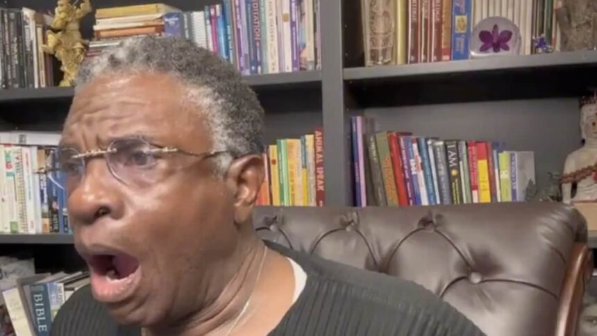 Keith David, copleșit de emoție, în timp ce dezvăluie celebritățile care vor fi onorate pe Aleea Celebrităților din Hollywood. 1 keith david is overcome with emotion as he leads big names announced to be on hollywood walk of fame 68660cacd9480