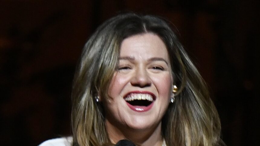 Kelly Clarkson își începe în sfârșit rezidența din Las Vegas, după ce a stârnit nemulțumiri în rândul fanilor din cauza anulării de ultim moment. 1 kelly clarkson finally kicks off las vegas residency after angering fans with last minute cancellation 68731e6795c30