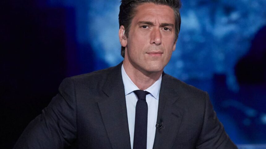 Kelly Ripa recunoaște că a realizat „fotografii cu un conținut indecent” lângă portretul lui David Muir în studioul din New York. 1 kelly ripa admits she took very indecent photos by david muirs portrait at studio in nyc 68644d2c0b65d