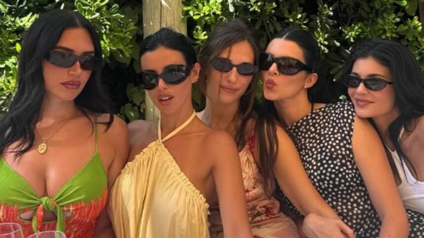 Kendall Jenner, acuzată că își ignoră prietena în vacanța cu fetele, după ce fanii au observat nesincronizări ciudate pe rețelele sociale. 1 kendall jenner is accused of icing out friend on girls trip after fans notice bizarre social media snubs 686d9ca6b6669