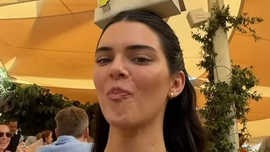 Kendall Jenner își etalează poșeta Hermès de 60.000 de dolari pe cap, după ce a fost prezentă la nunta controversată a lui Bezos. 1 kendall jenner poses with 60k hermes handbag on her head after attending tone deaf bezos wedding 6869ec1ba3226