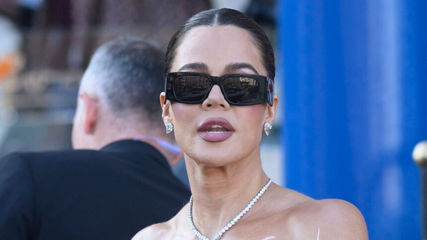 Khloe Kardashian dezvăluie adevărul despre toate intervențiile estetice la care a apelat. 1 khloe kardashian finally sets the record straight on every cosmetic surgery shes ever had done 686308e0af79c