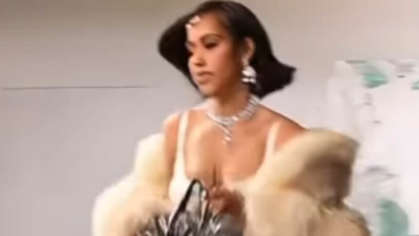 Kim Kardashian stârnește isterie în rândul fanilor după ce "fură" o Birkin originală, distruge sticlă și fuge. 1 kim kardashian causes fan chaos with video of her stealing original birkin as she smashes glass and runs 6872b76b455b0