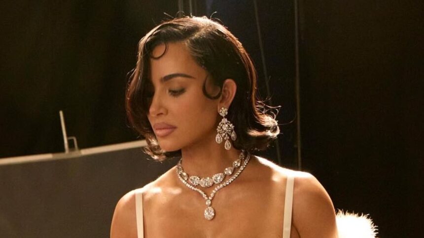 Kim Kardashian strălucește cu cerceii din diamante de 400.000 de dolari ai lui Elizabeth Taylor, după ce a pierdut licitația pentru Birkin. 1 kim kardashian flaunts elizabeth taylors 400k diamond earrings after losing birkin auction 6873ec701a035