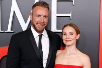 kristen bells husband dax shepard posts nude photo of actress to celebrate her emmy nomination 68772e9e3f71f