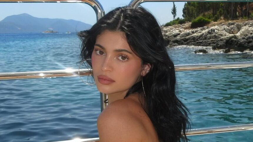 Kylie Jenner se distrează pe iaht alături de „cea mai bună prietenă”, Stormi, îmbrăcate în halate elegante și turbante din prosoape. 1 kylie jenner dances on yacht with bestie for life stormi in plush robes and turban towels 6874594e60e14