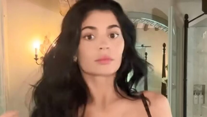 Fanii Kylie Jenner sunt în extaz încercând să descifreze „noua surpriză” pe care o sugerează, în timp ce poartă un halat seducător. 1 kylie jenner fans go bonkers trying to figure out new product shes teasing while in a sexy nightie 6879769a31159