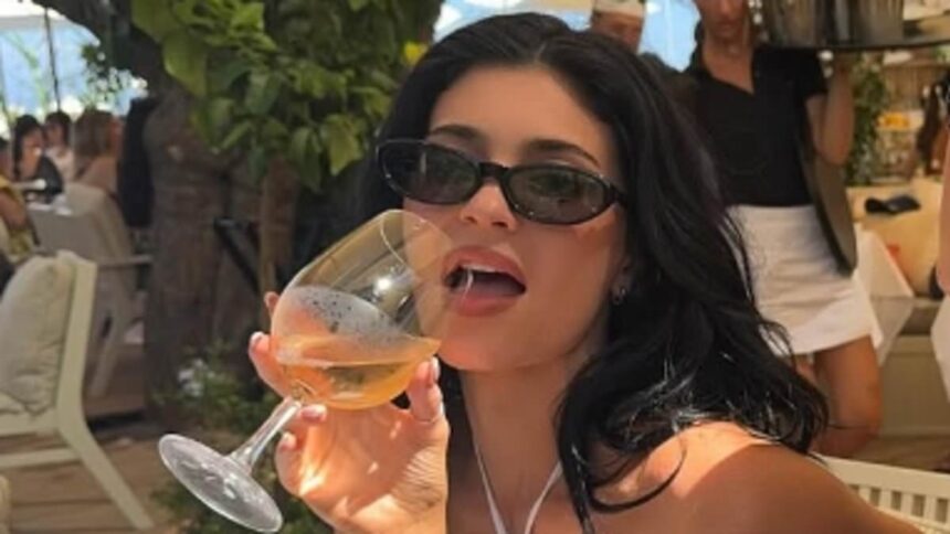Kylie Jenner etalează o geantă Hermès Kelly de o valoare impresionantă în timpul unei vacanțe luxoase în Toscana, alături de sora sa, Kendall. 1 kylie jenner flaunts hermes kelly bag worth an eye watering sum on lavish tuscany vacation with sister kendall 686aaf0cdd543