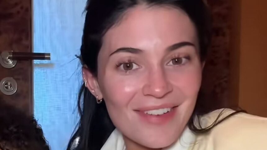 Kylie Jenner dezvăluie învățătura despre frumusețea naturală pe care i-a oferit-o fiicei sale, Stormi, în timpul unui tutorial de machiaj. 1 kylie jenner shares lesson she taught daughter stormi about natural beauty while filming makeup tutorial 68770b813c802