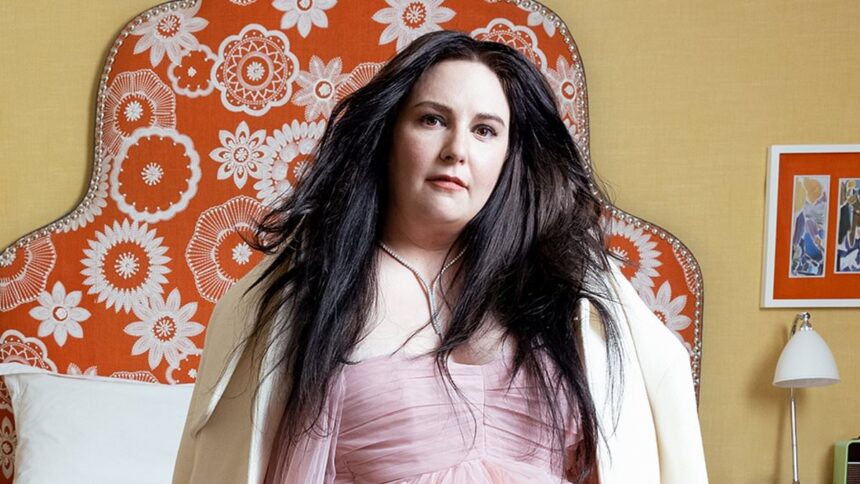 Lena Dunham răspunde criticilor legat de aspectul fizic, dezvăluind că a purtat mărimea doi până când „boala, îmbătrânirea și menopauza” și-au pus amprenta asupra ei. 1 lena dunham slams body shamers as she reveals she used to be a size two until illness aging menopause took over 686d8d3ac86ff