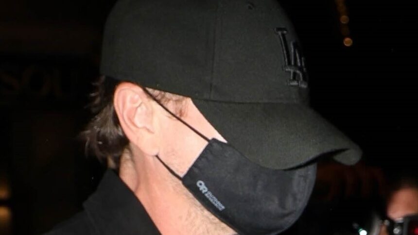 Leonardo DiCaprio își face o apariție discretă la petrecerea de cină organizată de Lauren Sanchez la Paris, purtând pălărie și mască de protecție. 1 leonardo dicaprio makes low profile appearance at lauren sanchezs paris dinner party in a hat and face mask 686dd27dc1149