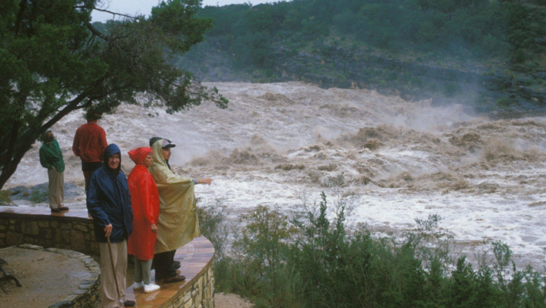 Tragedie în Texas: Viitura a răpit vieți și a lăsat o tabără de copii în mister. 1 mai multi morti si disparuti in inundatiile din texas o tabara de copii maturata de viitura lipsesc nu suntem siguri cati 686837d99794a